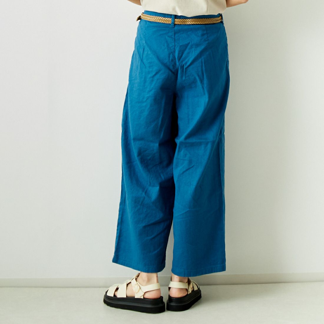 SOMETHING [サムシング] 別注 ベルト付きタックワイドパンツ [SN765S-JF] 9442 BLUE &&モデル身長：167cm 着用サイズ：S&&