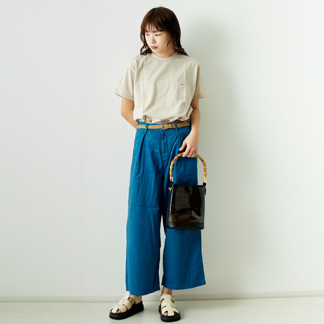 SOMETHING [サムシング] 別注 ベルト付きタックワイドパンツ [SN765S-JF] 9442 BLUE &&モデル身長：167cm 着用サイズ：S&&