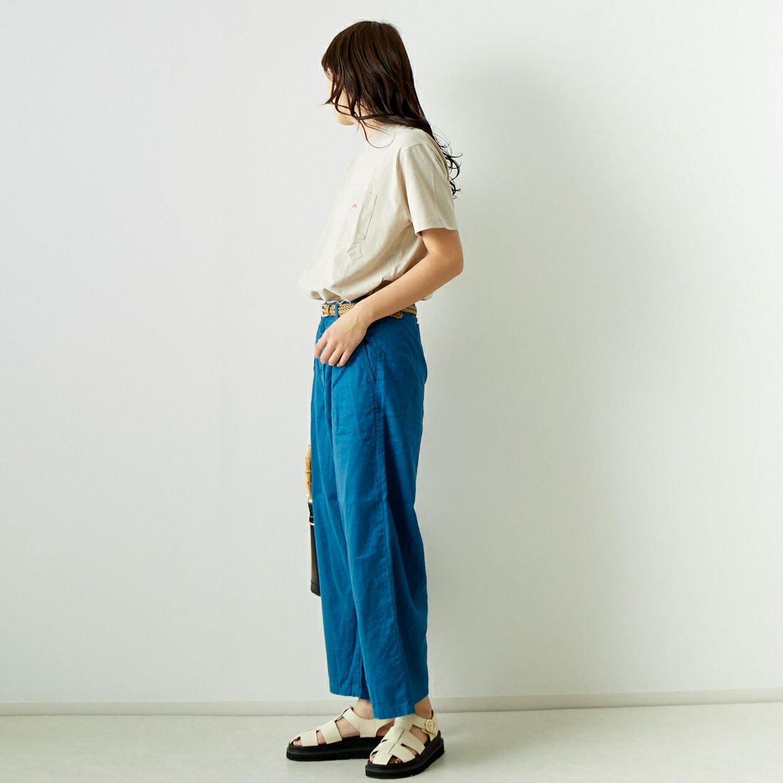 SOMETHING [サムシング] 別注 ベルト付きタックワイドパンツ [SN765S-JF] 9442 BLUE &&モデル身長：167cm 着用サイズ：S&&