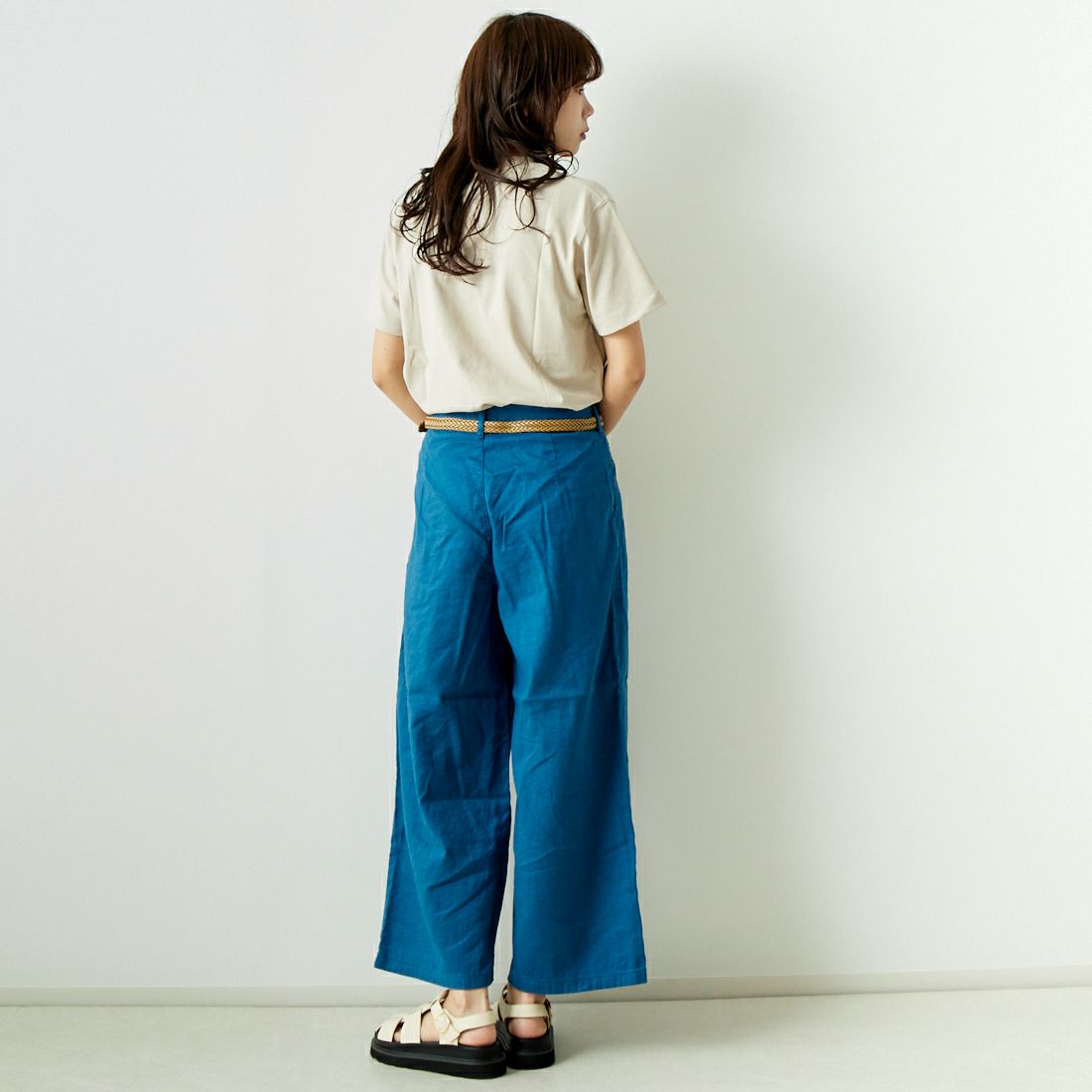 SOMETHING [サムシング] 別注 ベルト付きタックワイドパンツ [SN765S-JF] 9442 BLUE &&モデル身長：167cm 着用サイズ：S&&