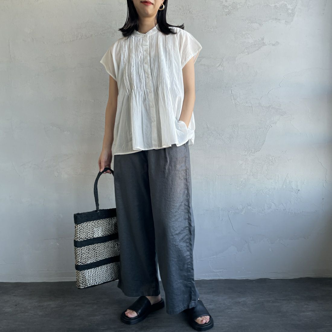 SOMETHING [サムシング] 別注 ベルト付きタックワイドパンツ [SN765S-JF] 9476 CHARC &&モデル身長：163cm 着用サイズ：M&&