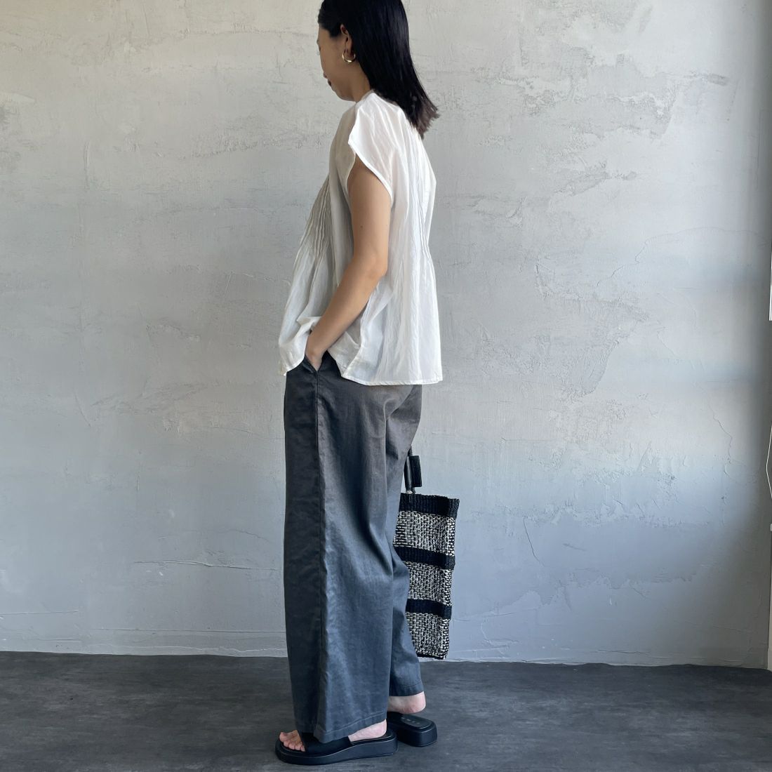 SOMETHING [サムシング] 別注 ベルト付きタックワイドパンツ [SN765S-JF] 9476 CHARC &&モデル身長：163cm 着用サイズ：M&&