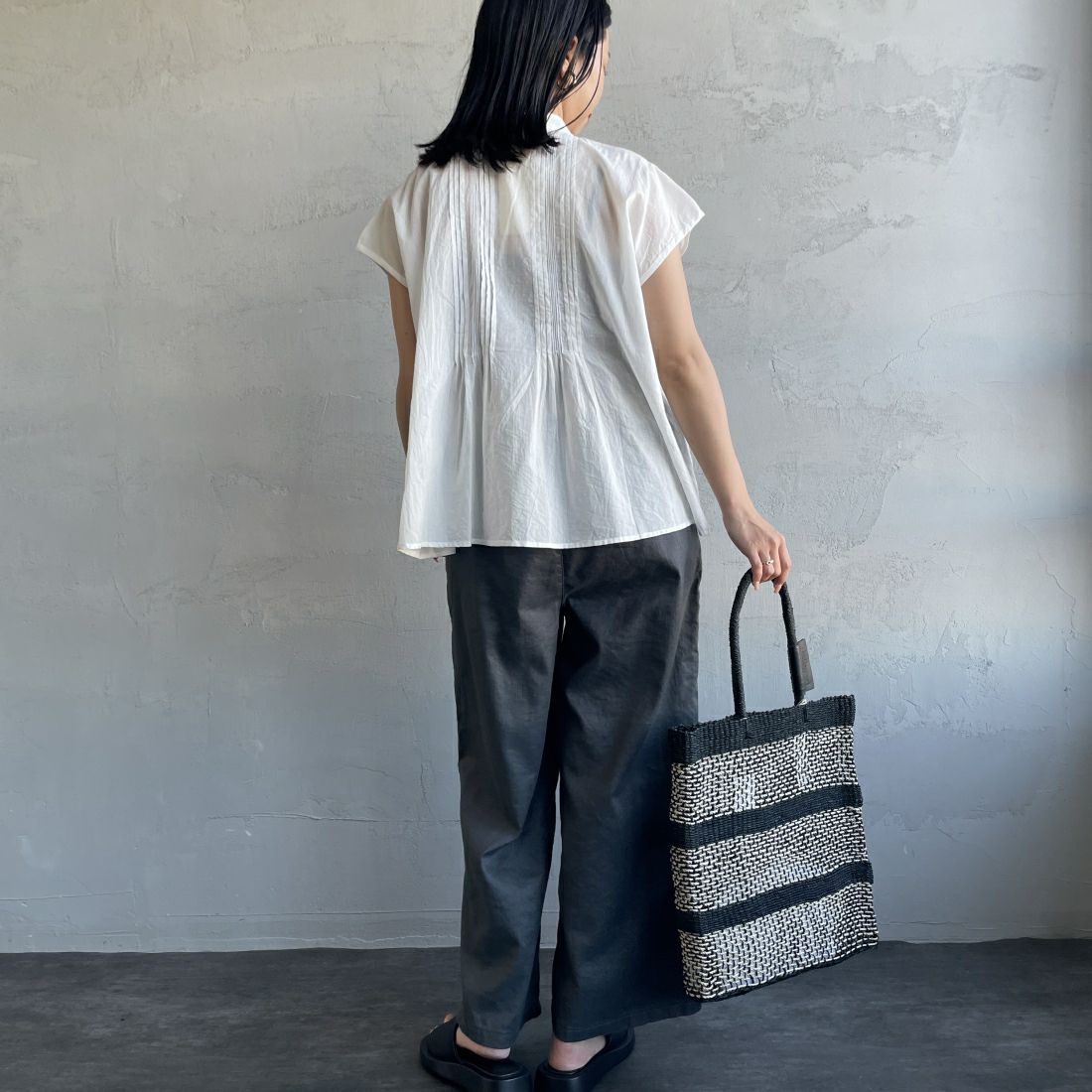 SOMETHING [サムシング] 別注 ベルト付きタックワイドパンツ [SN765S-JF] 9476 CHARC &&モデル身長：163cm 着用サイズ：M&&