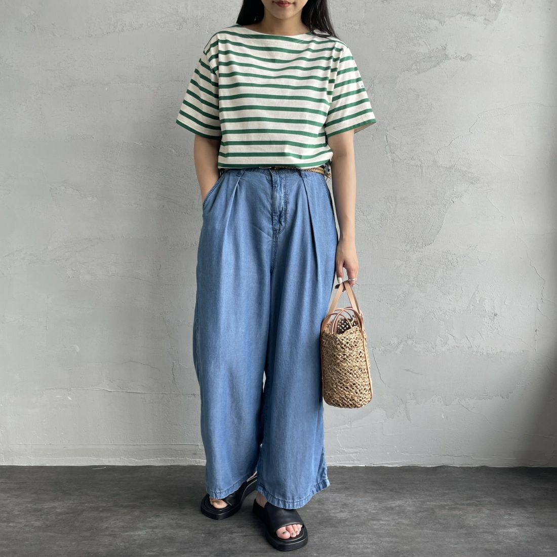 SOMETHING [サムシング] 別注 ベルト付きタックワイドパンツ [SN765S-JF] 9498 DENIM &&モデル身長：156cm 着用サイズ：S&&