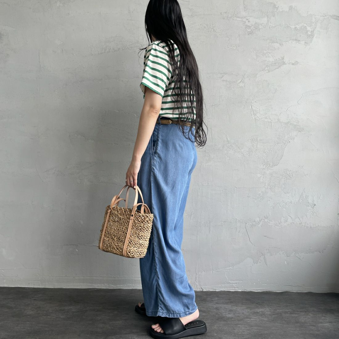 SOMETHING [サムシング] 別注 ベルト付きタックワイドパンツ [SN765S-JF] 9498 DENIM &&モデル身長：156cm 着用サイズ：S&&