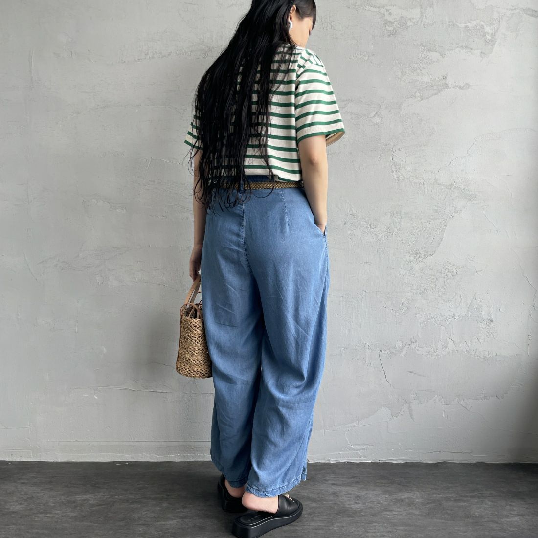 SOMETHING [サムシング] 別注 ベルト付きタックワイドパンツ [SN765S-JF] 9498 DENIM &&モデル身長：156cm 着用サイズ：S&&