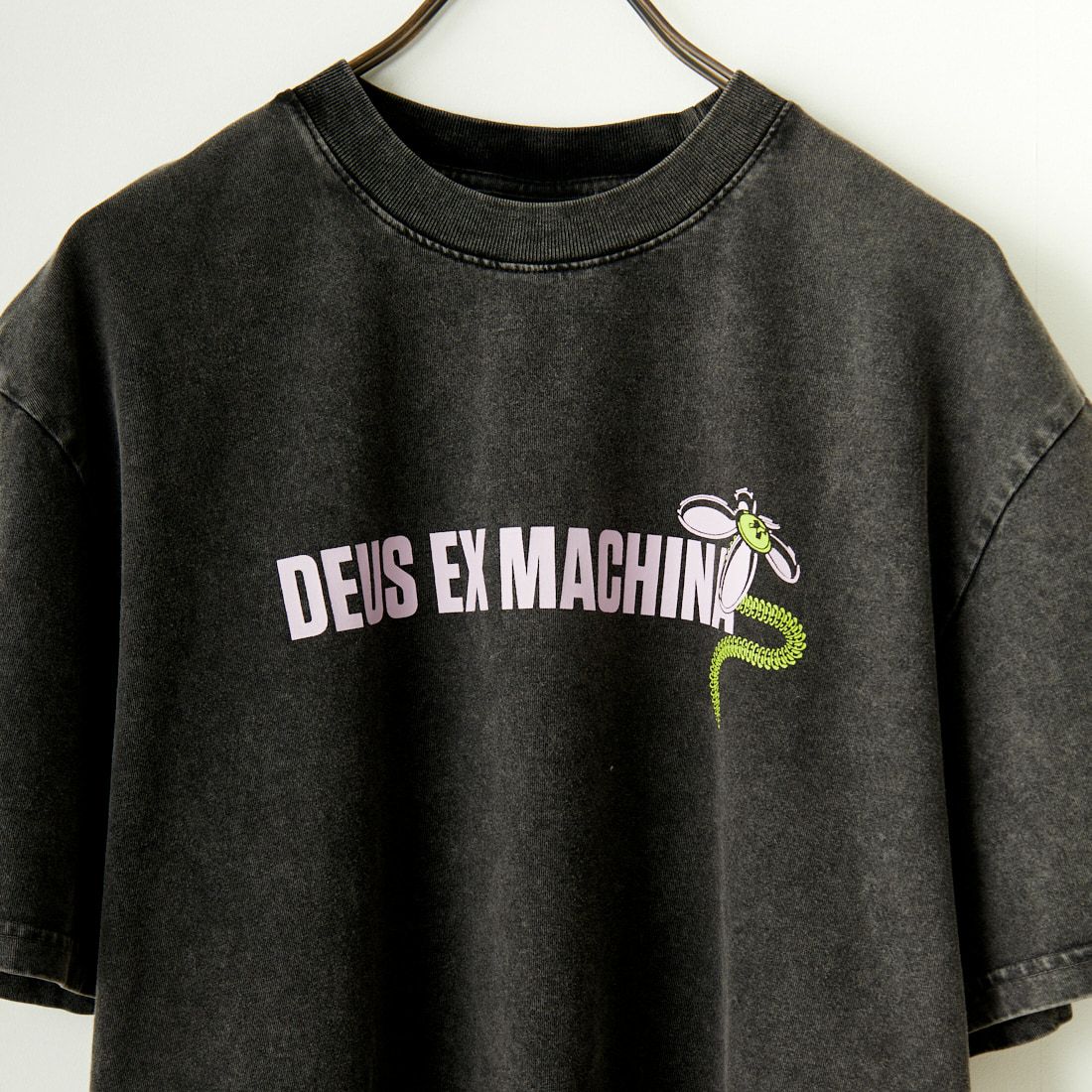 DEUS EX MACHINA [デウス エクス マキナ] SURF SHOP TEE クルーネックTシャツ [DMS231183A] ANTHRACITE
