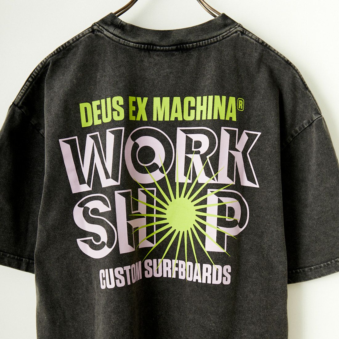 DEUS EX MACHINA [デウス エクス マキナ] SURF SHOP TEE クルーネックTシャツ [DMS231183A] ANTHRACITE