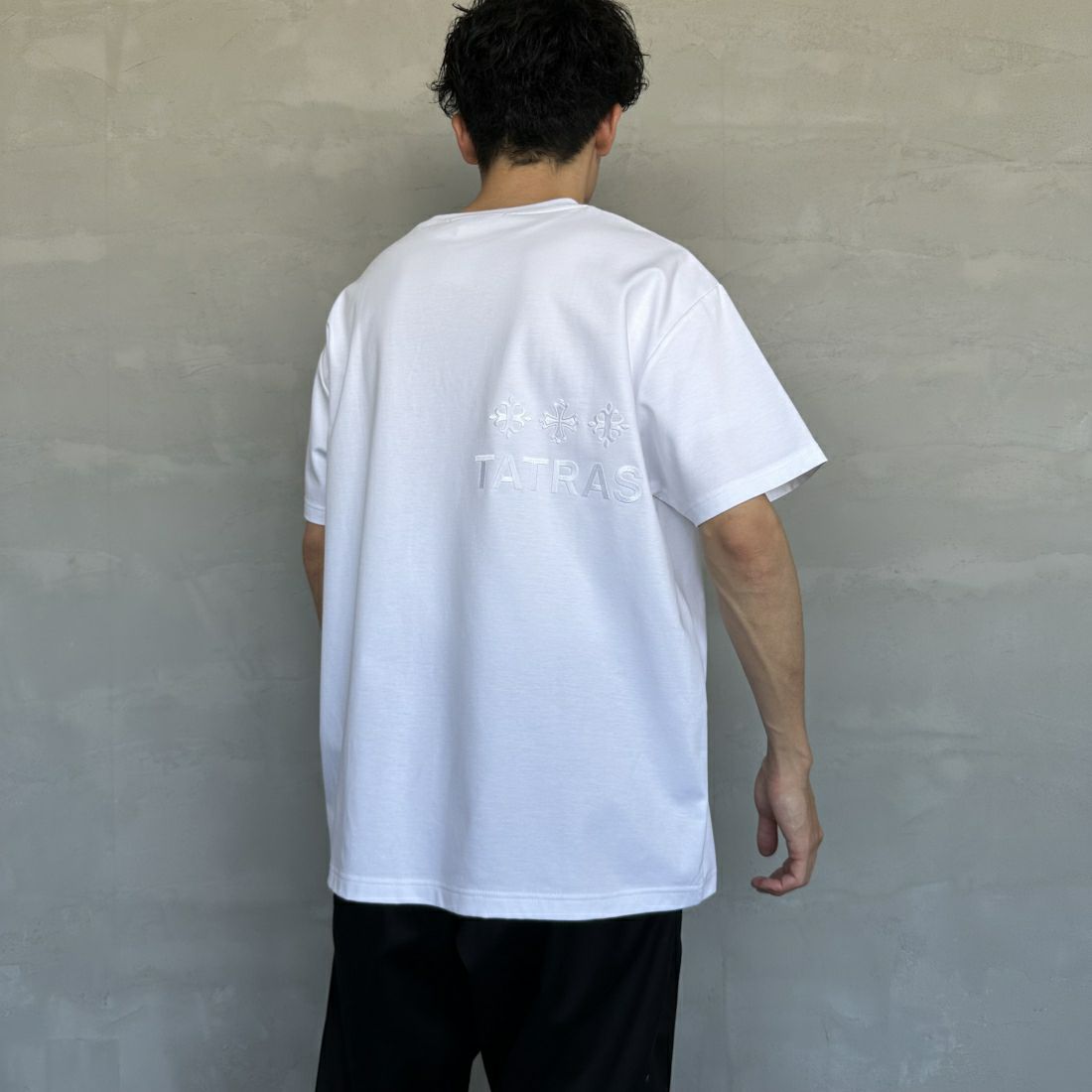 TATRAS [タトラス] NUNKI/ヌンキ ブランドロゴTシャツ [MTAT24S8193-M] WHITE &&モデル身長：168cm 着用サイズ：3&&