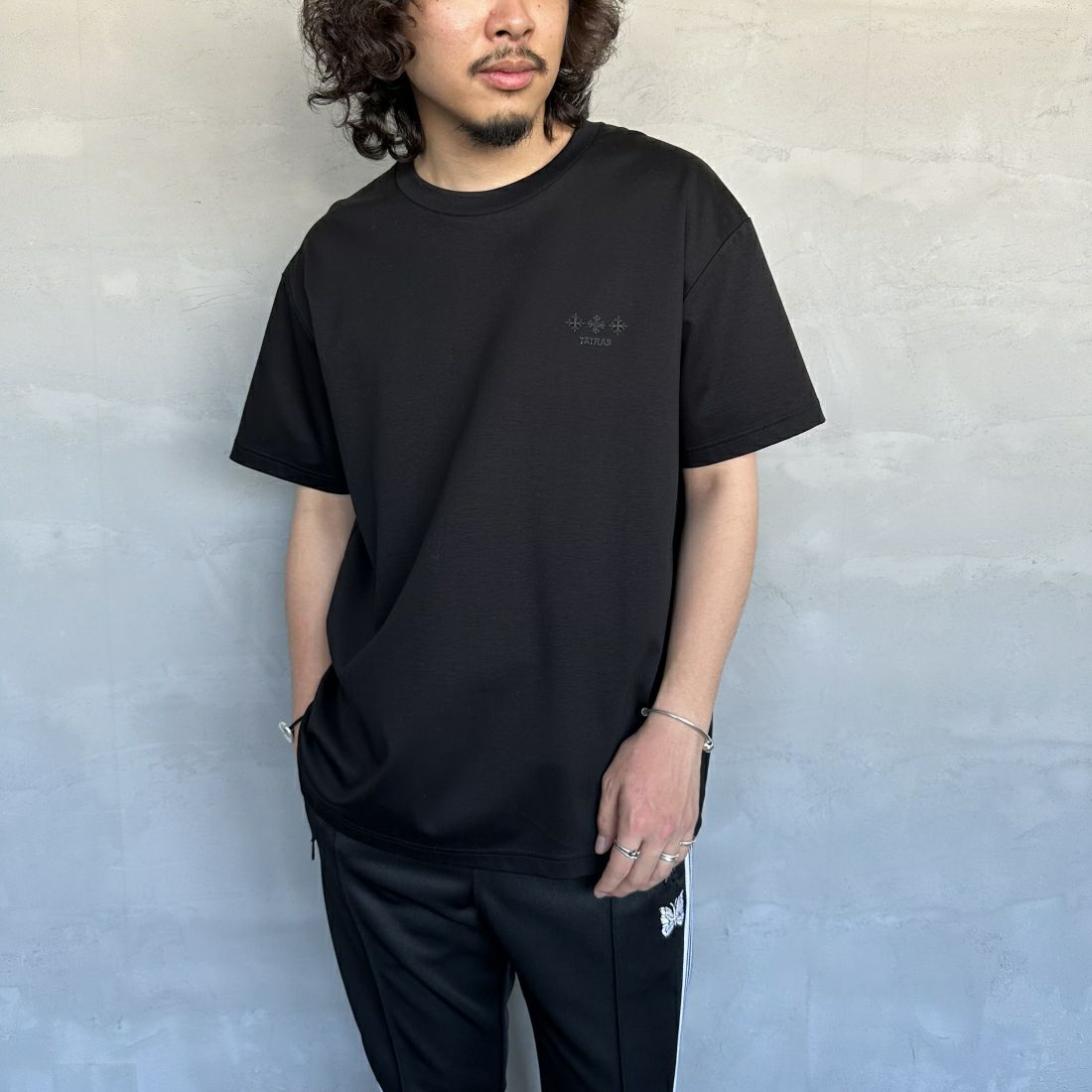 TATRAS [タトラス] NUNKI/ヌンキ ブランドロゴTシャツ [MTAT24S8193-M] BLACK &&モデル身長：173cm 着用サイズ：3&&