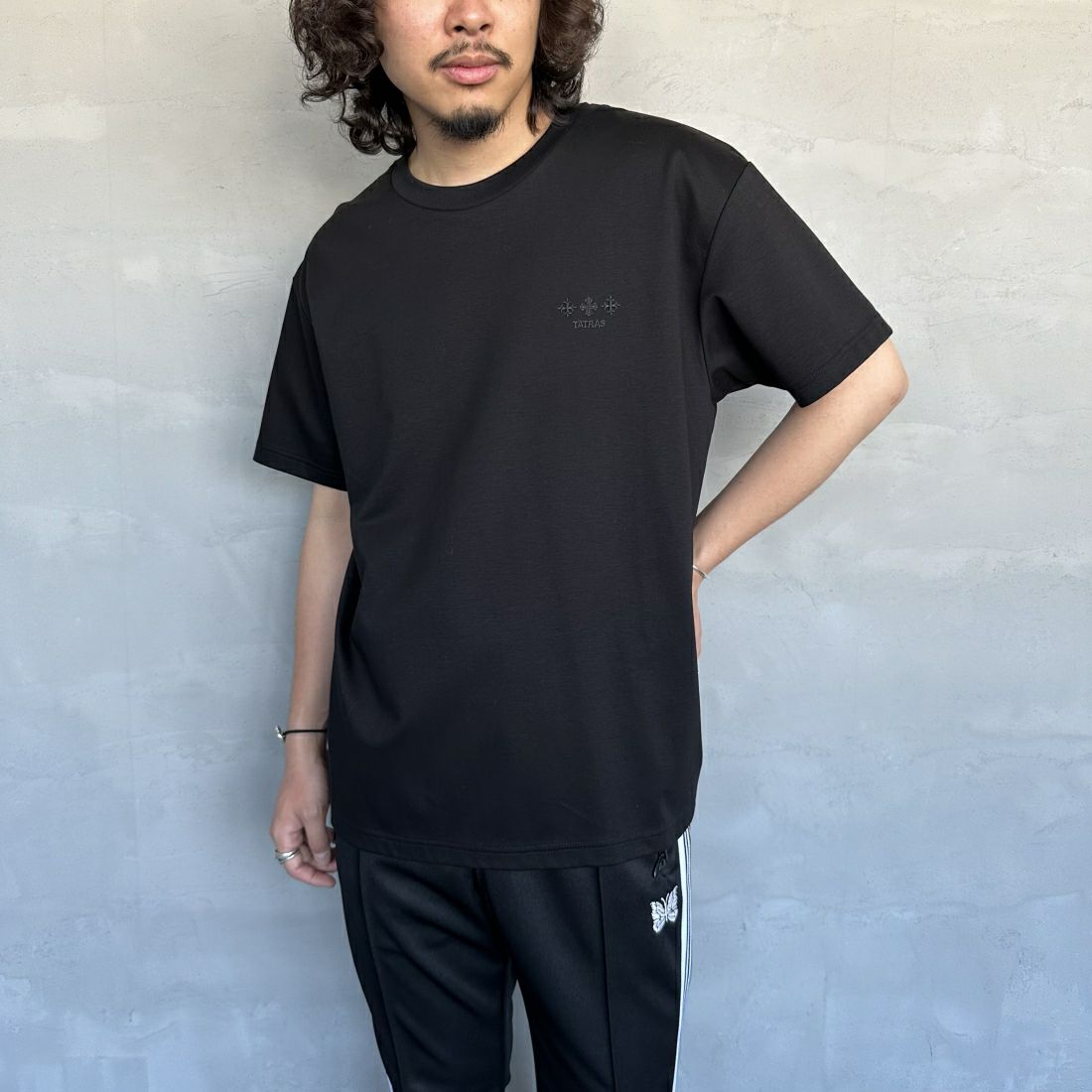 TATRAS [タトラス] NUNKI/ヌンキ ブランドロゴTシャツ [MTAT24S8193-M] BLACK &&モデル身長：173cm 着用サイズ：3&&