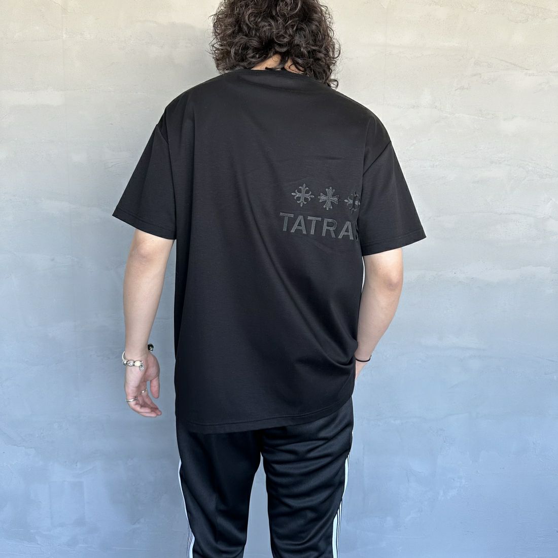TATRAS [タトラス] NUNKI/ヌンキ ブランドロゴTシャツ [MTAT24S8193-M] BLACK &&モデル身長：173cm 着用サイズ：3&&