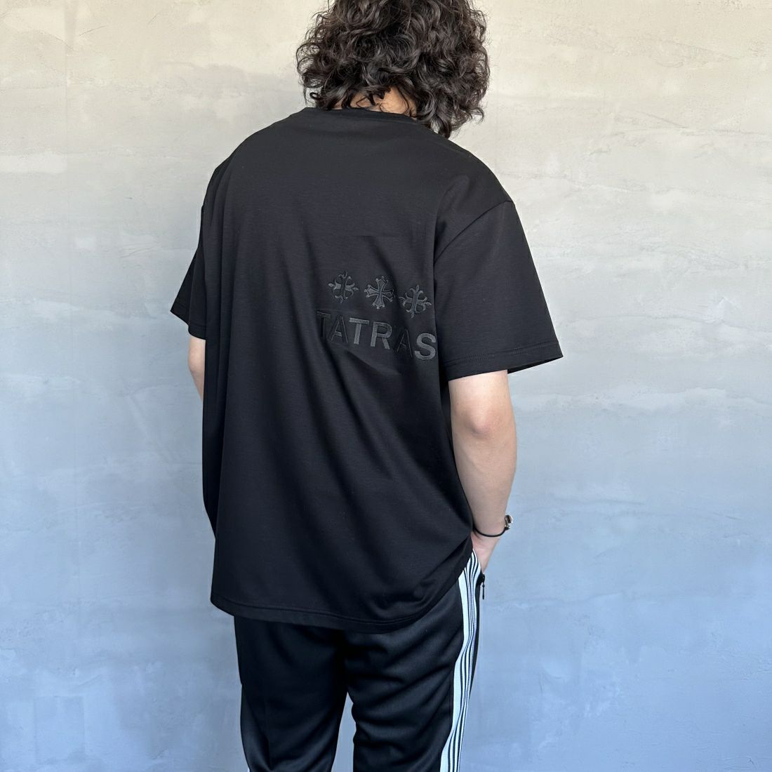 TATRAS [タトラス] NUNKI/ヌンキ ブランドロゴTシャツ [MTAT24S8193-M] BLACK &&モデル身長：173cm 着用サイズ：3&&