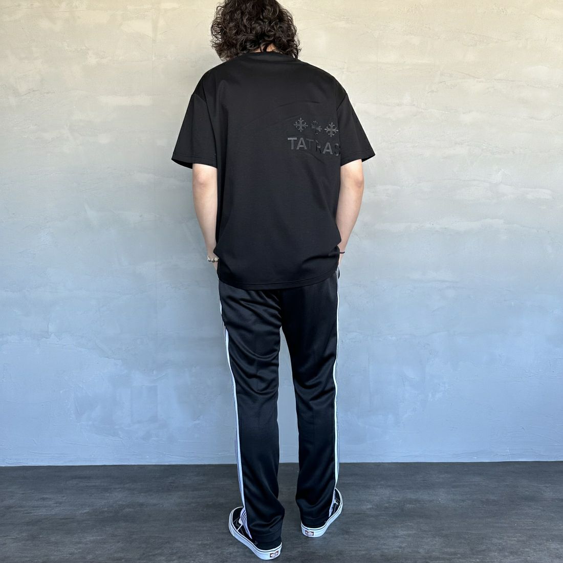 TATRAS [タトラス] NUNKI/ヌンキ ブランドロゴTシャツ [MTAT24S8193-M] BLACK &&モデル身長：173cm 着用サイズ：3&&