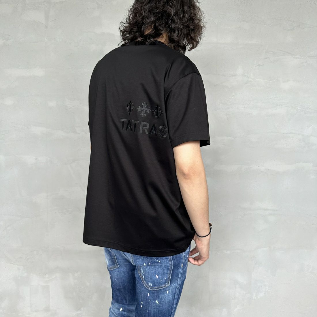 TATRAS [タトラス] NUNKI/ヌンキ ブランドロゴTシャツ [MTAT24S8193-M] BLACK &&モデル身長：173cm 着用サイズ：2&&