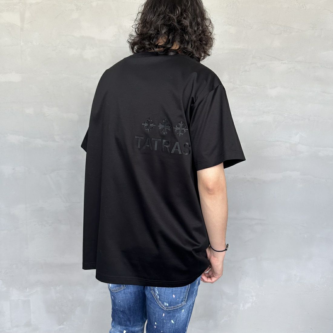TATRAS [タトラス] NUNKI/ヌンキ ブランドロゴTシャツ [MTAT24S8193-M] BLACK &&モデル身長：173cm 着用サイズ：4&&