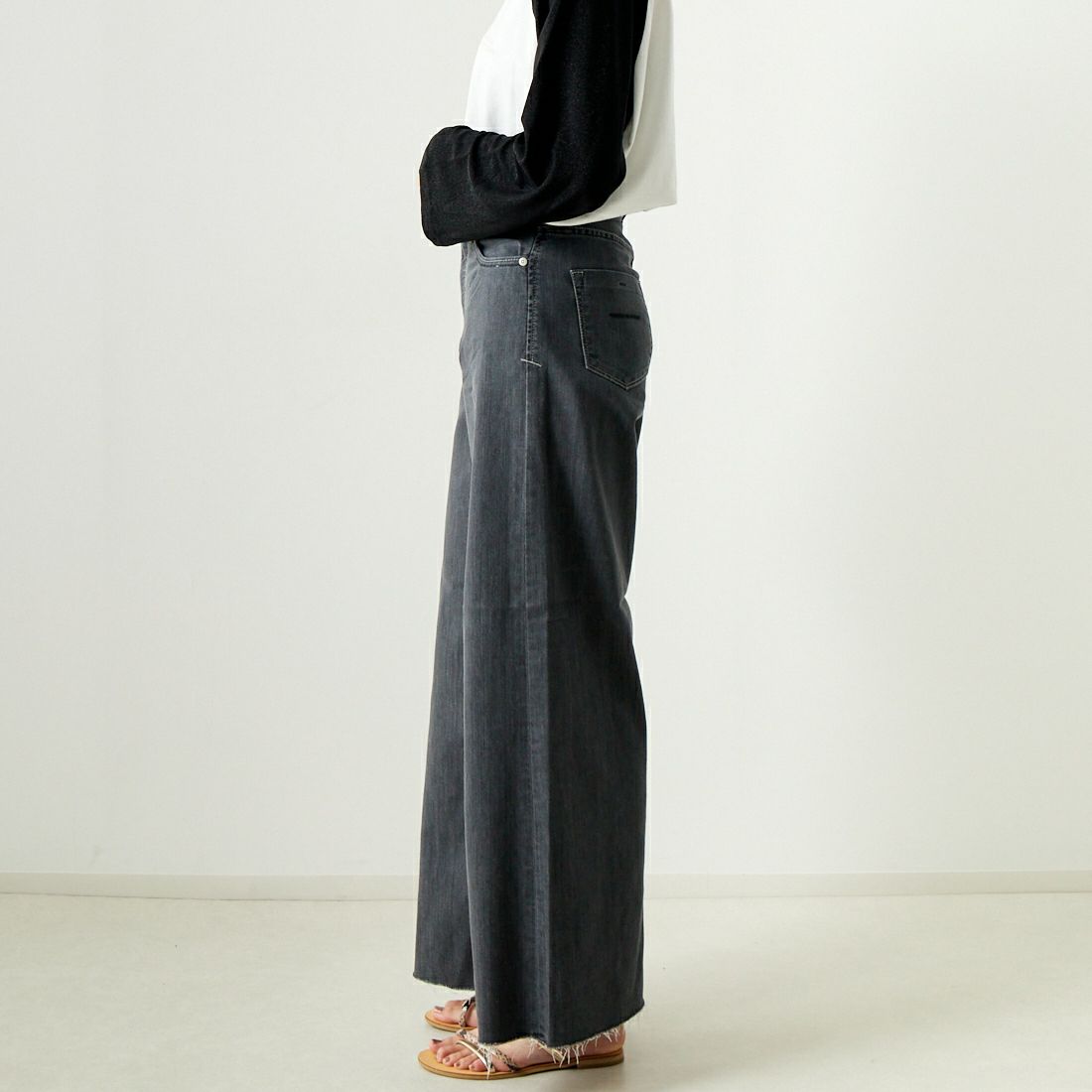 YANUK [ヤヌーク] リアリーライト ワイドフレアパンツ [57141313] AGY &&モデル身長：167cm 着用サイズ：25&&