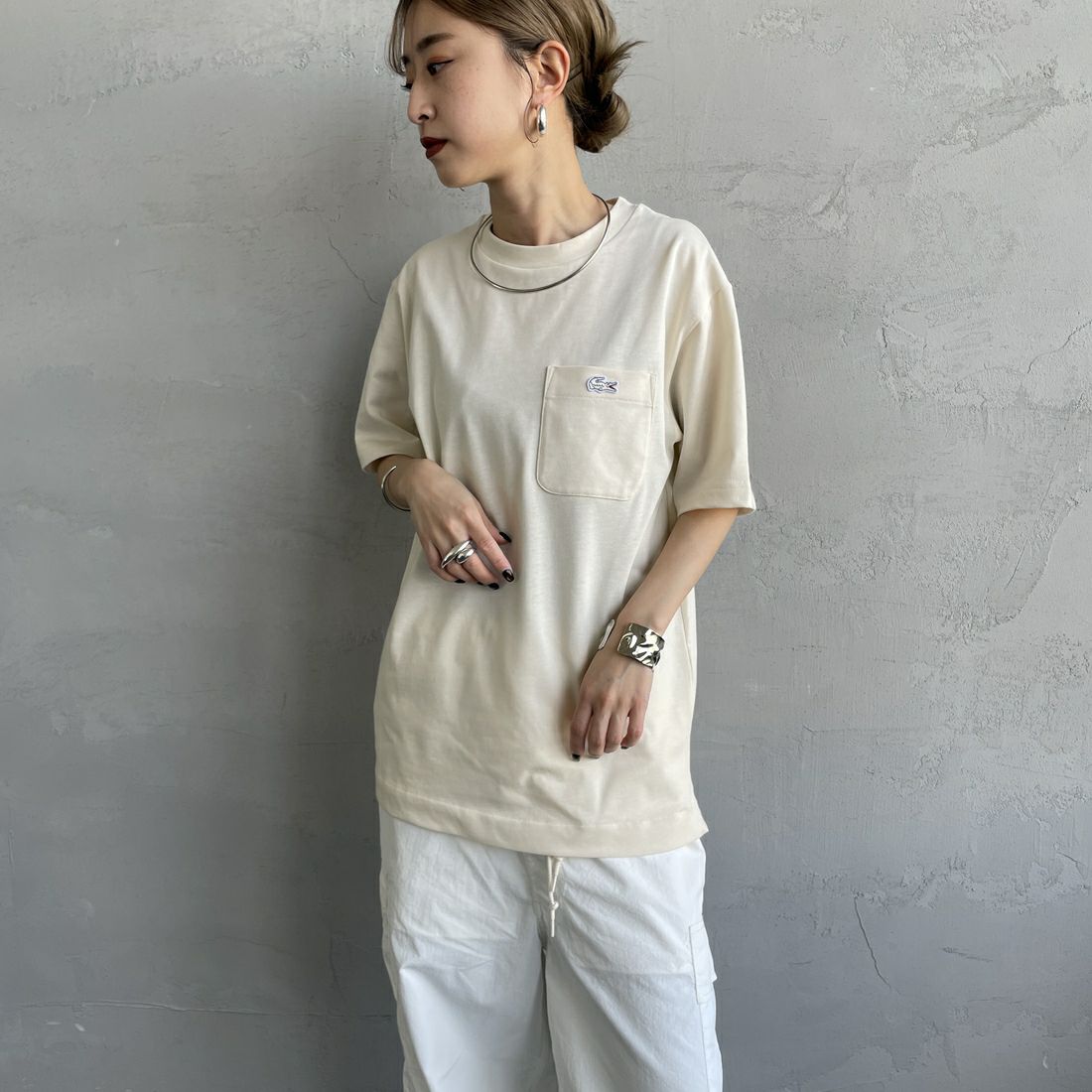 LACOSTE [ラコステ] クルーネックTシャツ [TH5582] XFJ ECRU &&モデル身長：150cm 着用サイズ：2&&