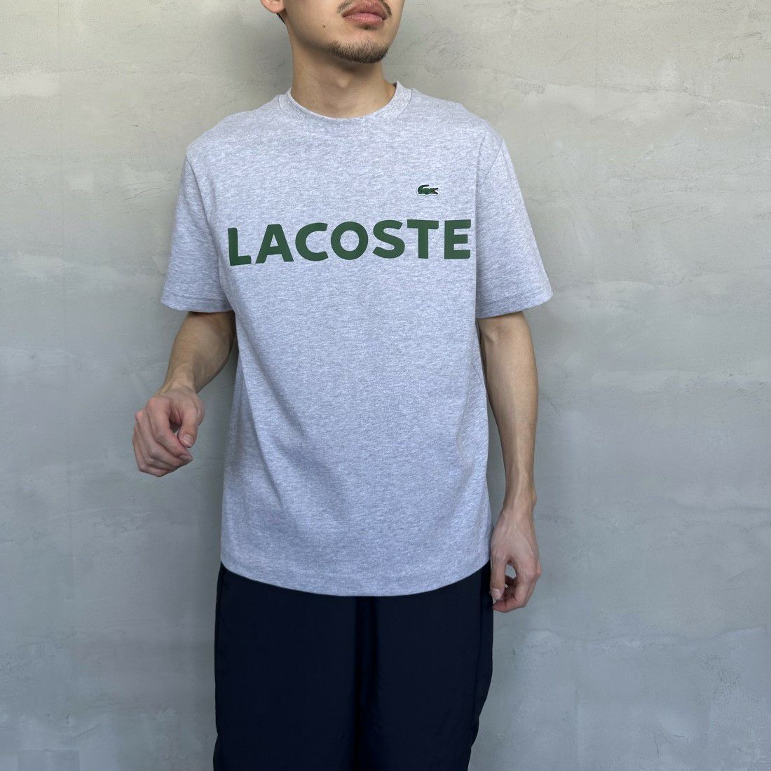 LACOSTE [ラコステ] ヘビーウェイトブランドネームロゴTシャツ [TH2299] CCA SIKVER &&モデル身長：168cm 着用サイズ：3&&