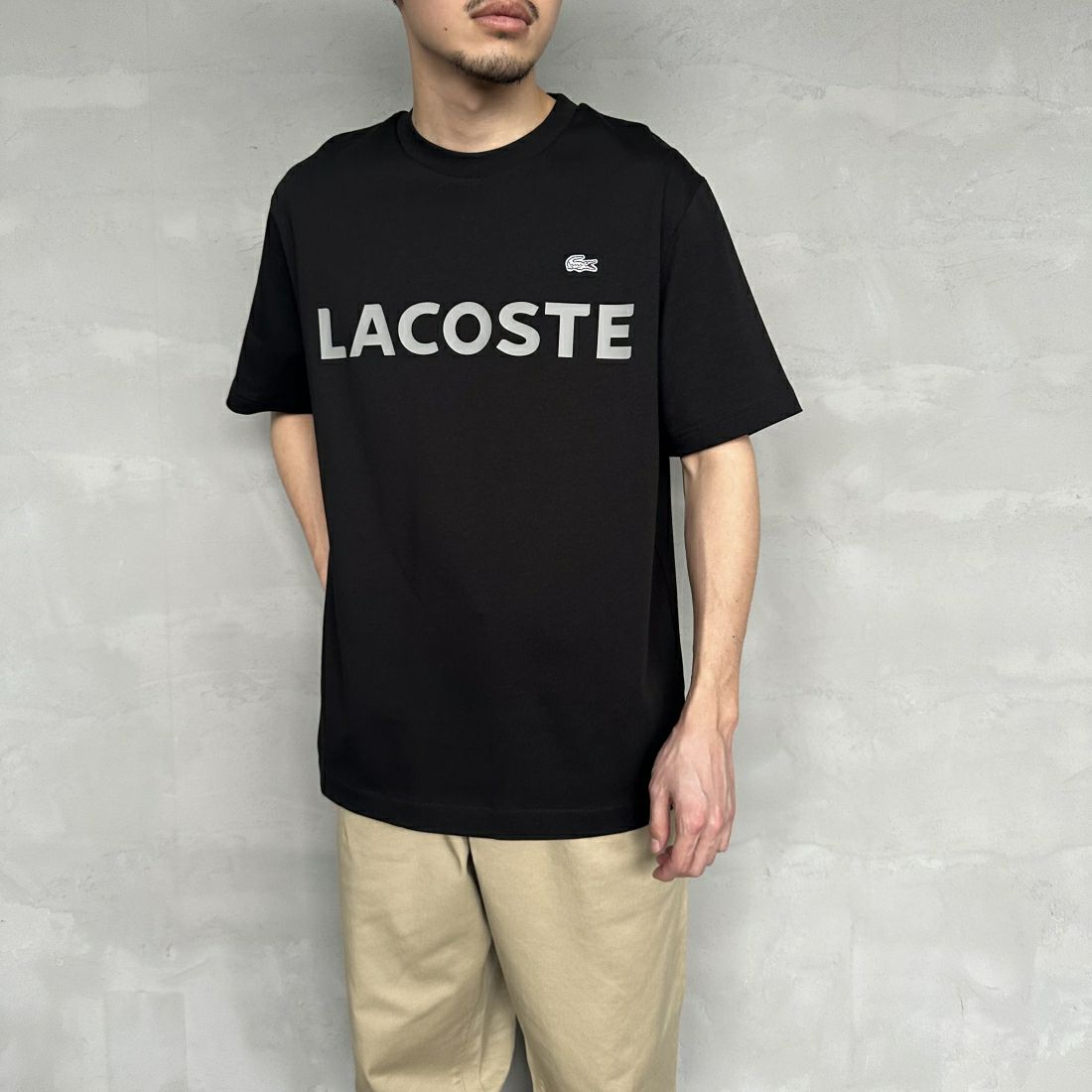 LACOSTE [ラコステ] ヘビーウェイトブランドネームロゴTシャツ [TH2299] 031 BLACK &&モデル身長：168cm 着用サイズ：4&&