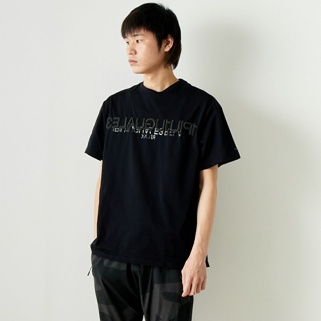 1PIU1UGUALE3 RELAX [ウノ ピゥ ウノ ウグァーレ トレ] シルケットワイドロゴTシャツ [UST-24031] SN90 BLACK &&モデル身長：182cm 着用サイズ：L&&