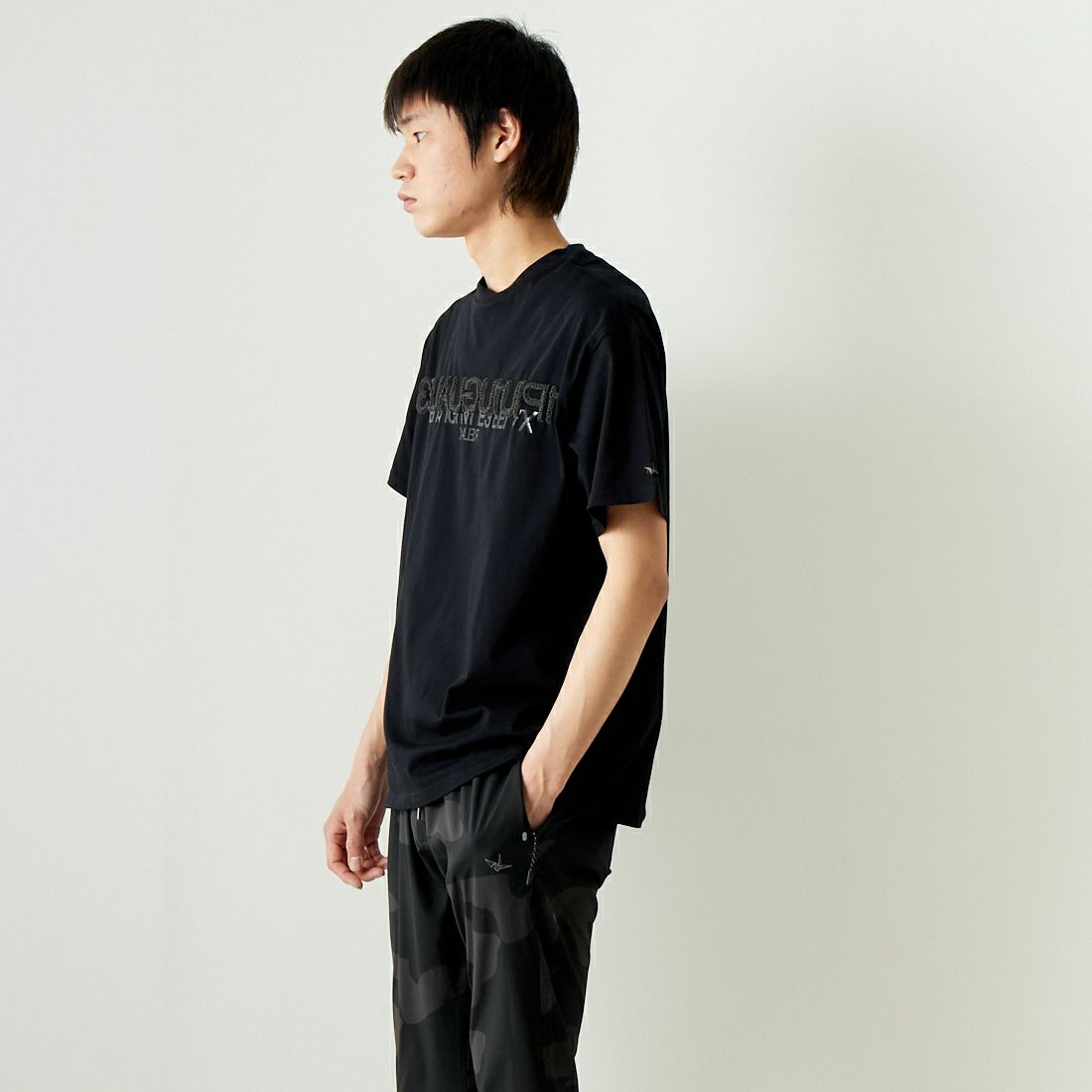 1PIU1UGUALE3 RELAX [ウノ ピゥ ウノ ウグァーレ トレ] シルケットワイドロゴTシャツ [UST-24031] SN90 BLACK &&モデル身長：182cm 着用サイズ：L&&