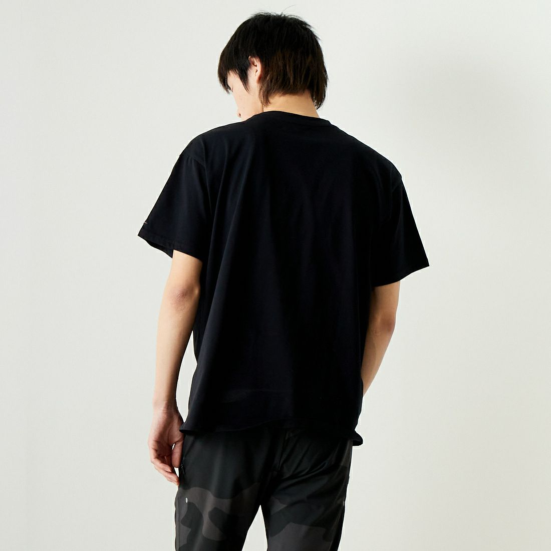 1PIU1UGUALE3 RELAX [ウノ ピゥ ウノ ウグァーレ トレ] シルケットワイドロゴTシャツ [UST-24031] SN90 BLACK &&モデル身長：182cm 着用サイズ：L&&