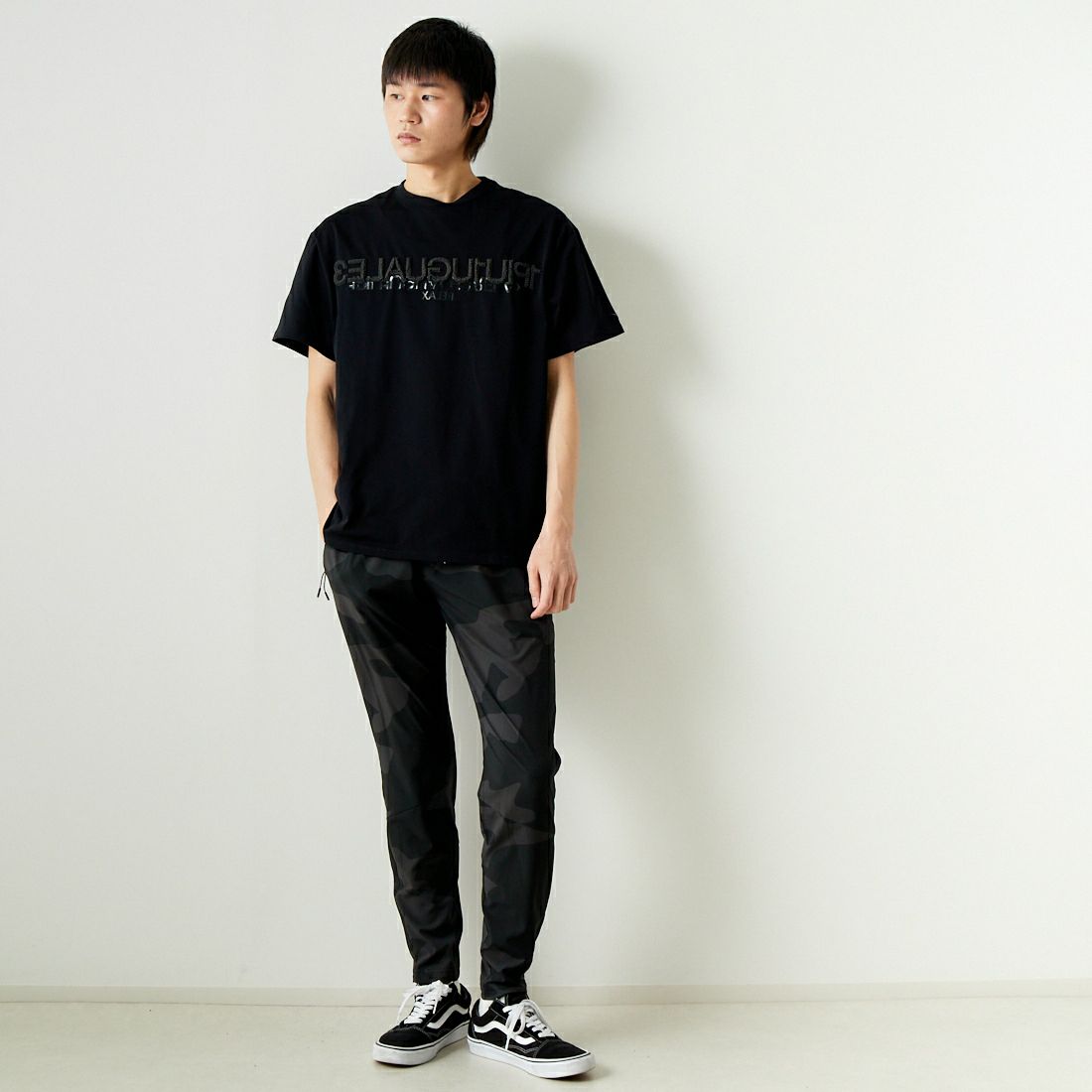 1PIU1UGUALE3 RELAX [ウノ ピゥ ウノ ウグァーレ トレ] シルケットワイドロゴTシャツ [UST-24031] SN90 BLACK &&モデル身長：182cm 着用サイズ：L&&