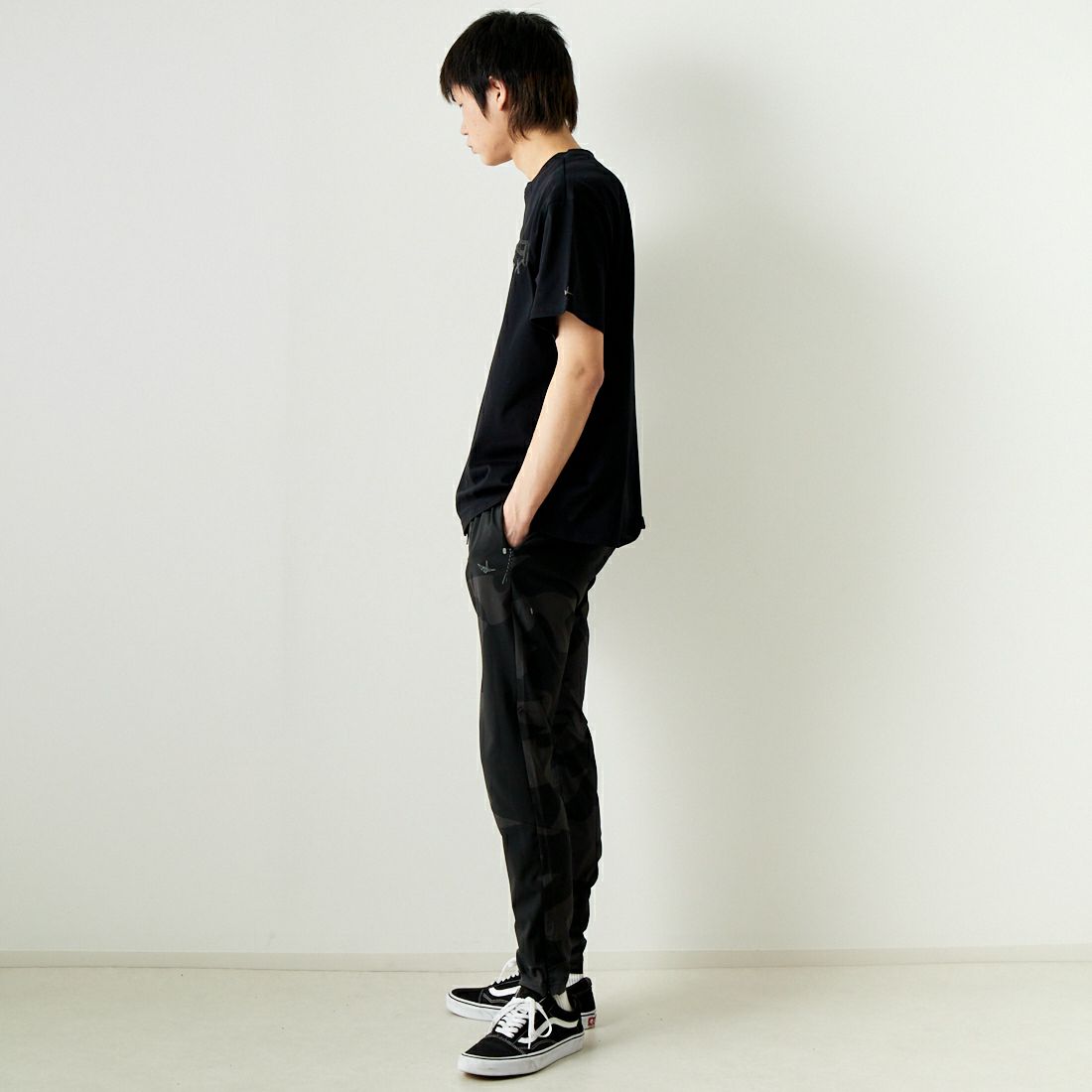 1PIU1UGUALE3 RELAX [ウノ ピゥ ウノ ウグァーレ トレ] シルケットワイドロゴTシャツ [UST-24031] SN90 BLACK &&モデル身長：182cm 着用サイズ：L&&