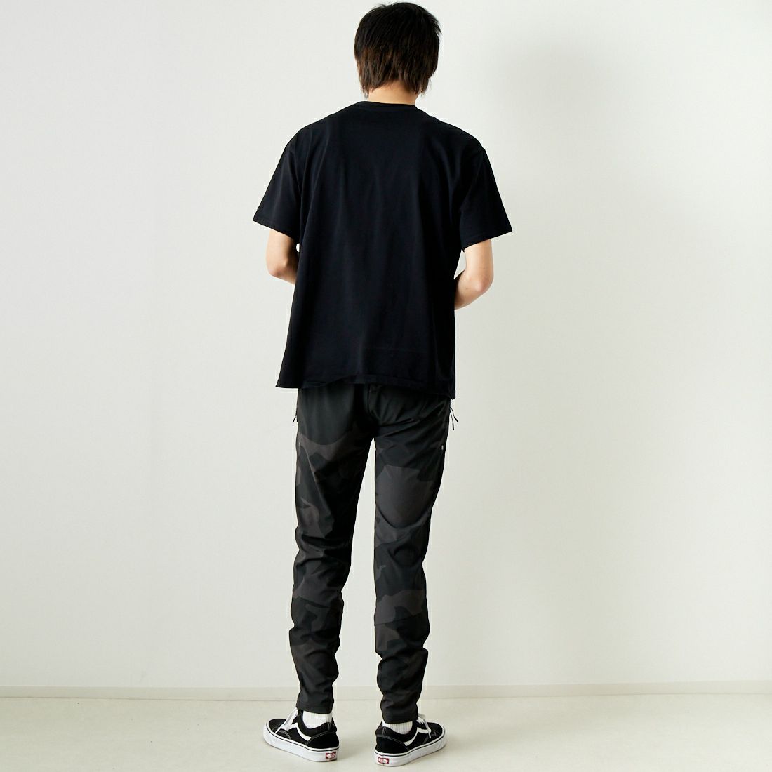 1PIU1UGUALE3 RELAX [ウノ ピゥ ウノ ウグァーレ トレ] シルケットワイドロゴTシャツ [UST-24031] SN90 BLACK &&モデル身長：182cm 着用サイズ：L&&