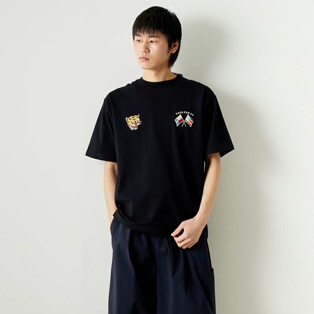 33Degrees [サーティスリーディグリーズ] 刺繍Tシャツ [TDR-242-021] 01 BLKﾄﾗ &&モデル身長：182cm 着用サイズ：L&&