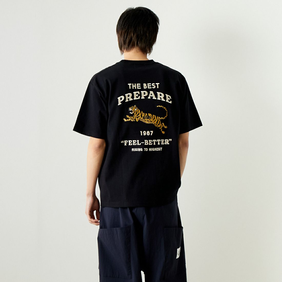 33Degrees [サーティスリーディグリーズ] 刺繍Tシャツ [TDR-242-021] 01 BLKﾄﾗ &&モデル身長：182cm 着用サイズ：L&&
