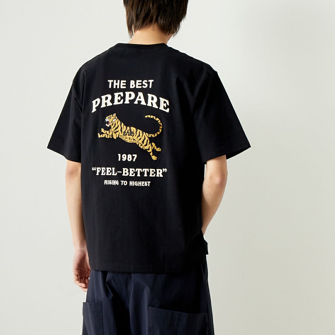 33Degrees [サーティスリーディグリーズ] 刺繍Tシャツ [TDR-242-021] 01 BLKﾄﾗ &&モデル身長：182cm 着用サイズ：L&&