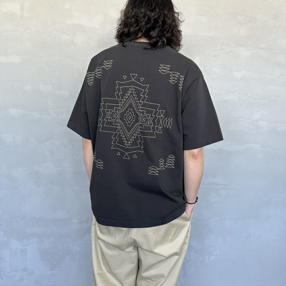 PENDLETON [ペンドルトン] バック刺繍Tシャツ [4275-6007] 39 CHARCOA &&モデル身長：173cm 着用サイズ：L&&