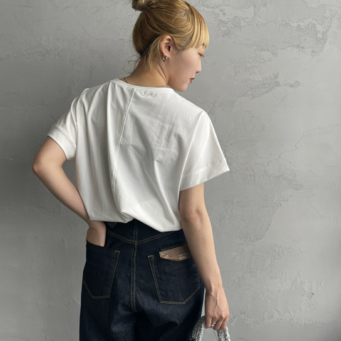 Maison de L'allure [メゾン ドゥ ラリュール] エンボスロゴドルマンスリーブＴシャツ [24112014] 02 OFF &&モデル身長：156cm 着用サイズ：F&&