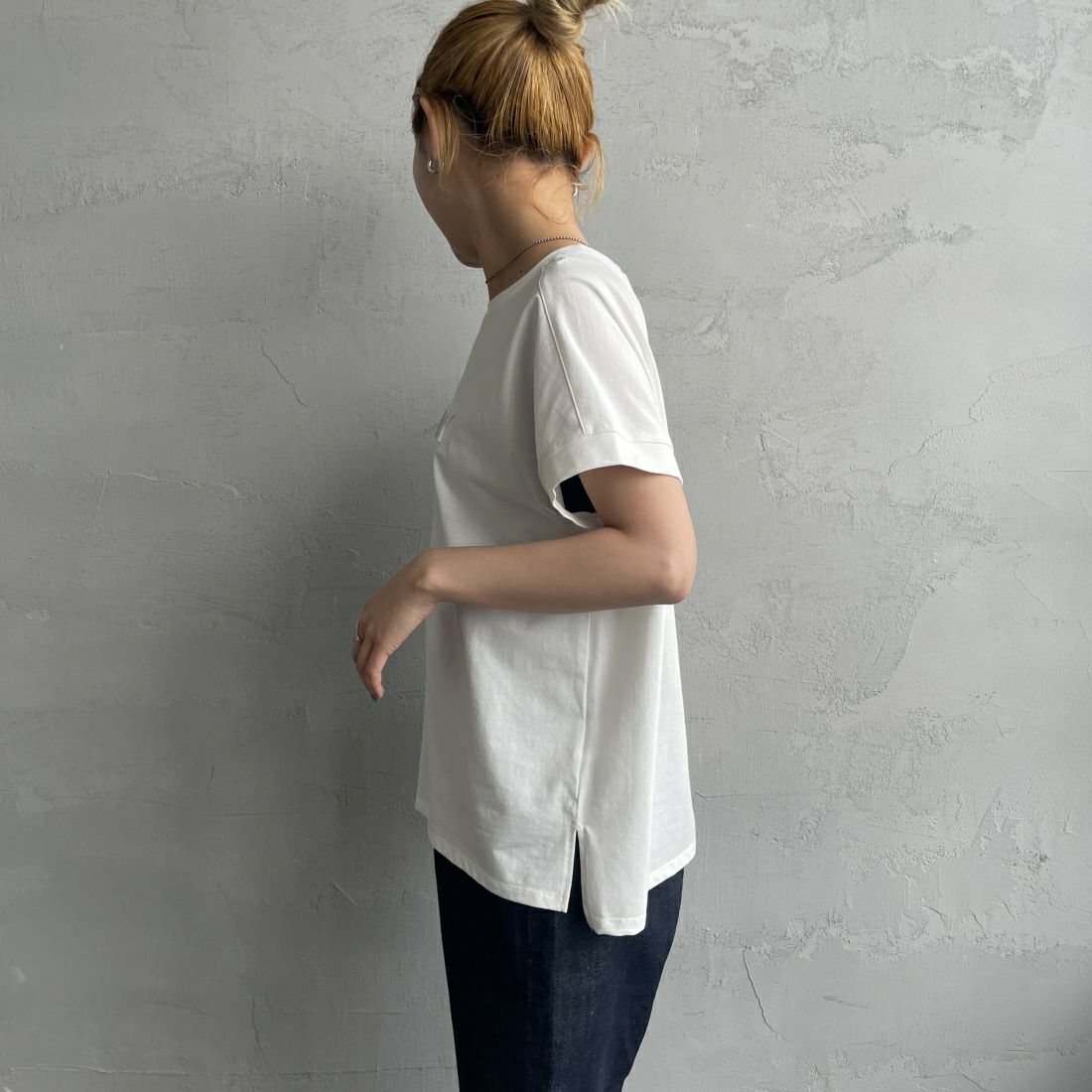 Maison de L'allure [メゾン ドゥ ラリュール] エンボスロゴドルマンスリーブＴシャツ [24112014] 02 OFF &&モデル身長：156cm 着用サイズ：F&&
