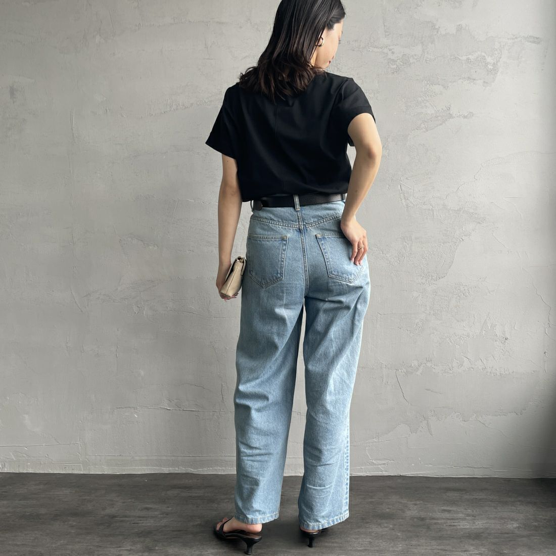 Maison de L'allure [メゾン ドゥ ラリュール] エンボスロゴドルマンスリーブＴシャツ [24112014] 09 BLACK &&モデル身長：163cm 着用サイズ：F&&