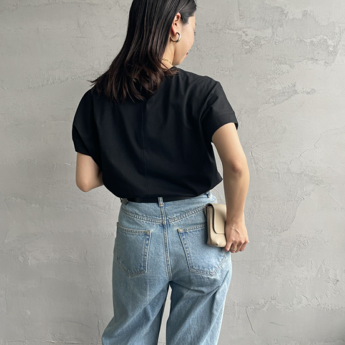 Maison de L'allure [メゾン ドゥ ラリュール] エンボスロゴドルマンスリーブＴシャツ [24112014] 09 BLACK &&モデル身長：163cm 着用サイズ：F&&