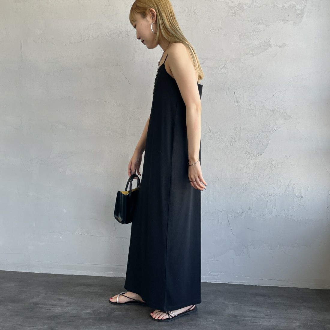 By/m [バイエム] ダブルストラップ テレコキャミワンピース [24112028] 09 BLACK&&モデル身長：156cm 着用サイズ：F&&