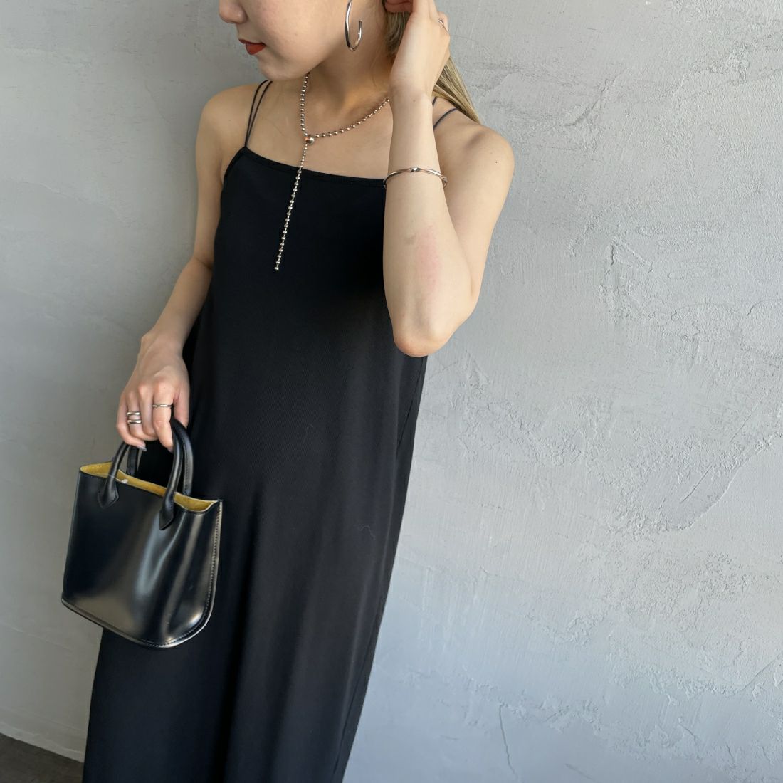 By/m [バイエム] ダブルストラップ テレコキャミワンピース [24112028] 09 BLACK&&モデル身長：156cm 着用サイズ：F&&