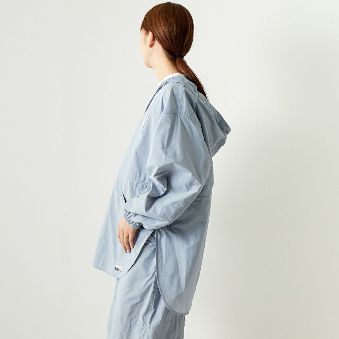 WILD THINGS [ワイルドシングス] ウィメンズハイドロパーカー [WTL24018SK] ICE BLUE &&モデル身長：167cm 着用サイズ：M&&