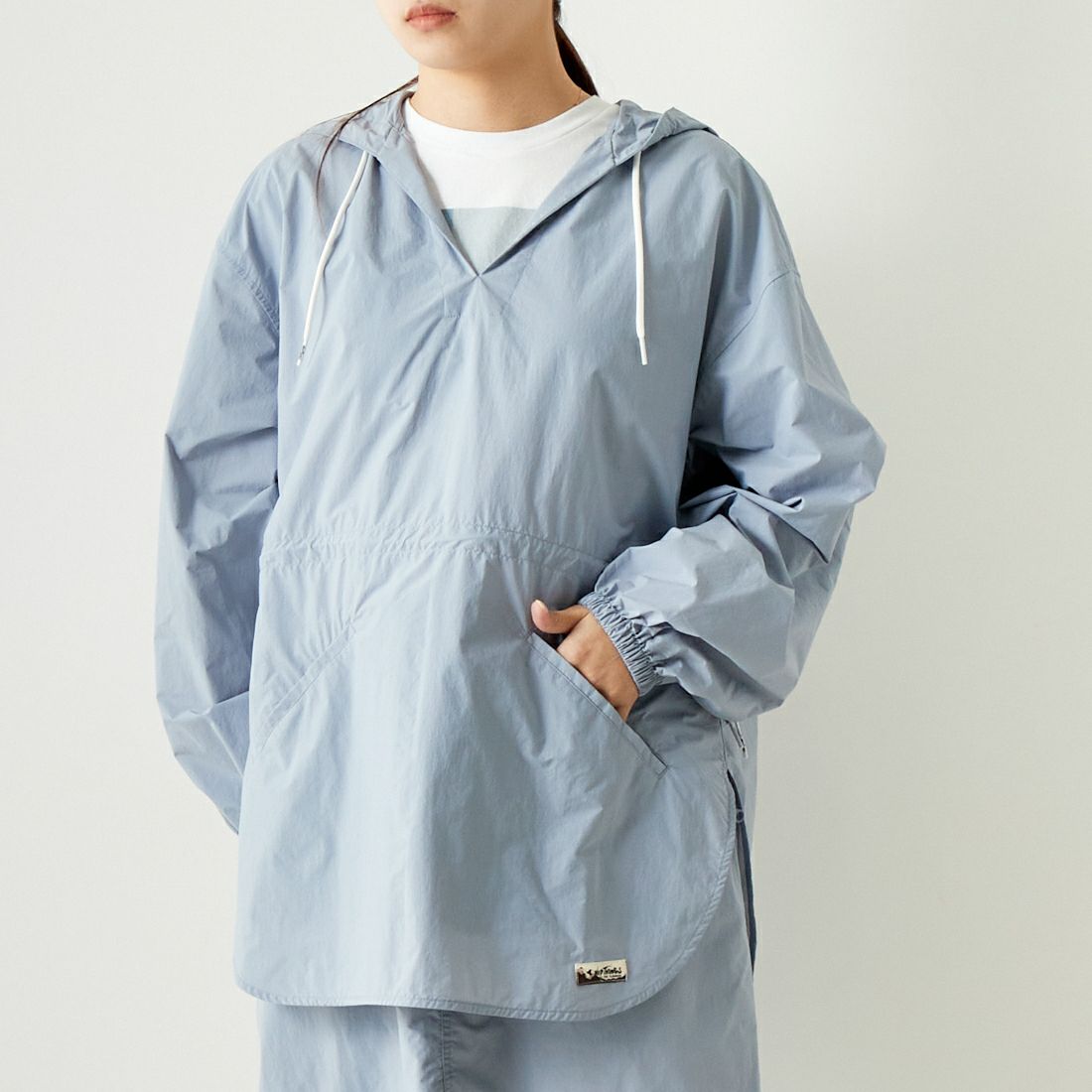 WILD THINGS [ワイルドシングス] ウィメンズハイドロパーカー [WTL24018SK] ICE BLUE &&モデル身長：167cm 着用サイズ：M&&