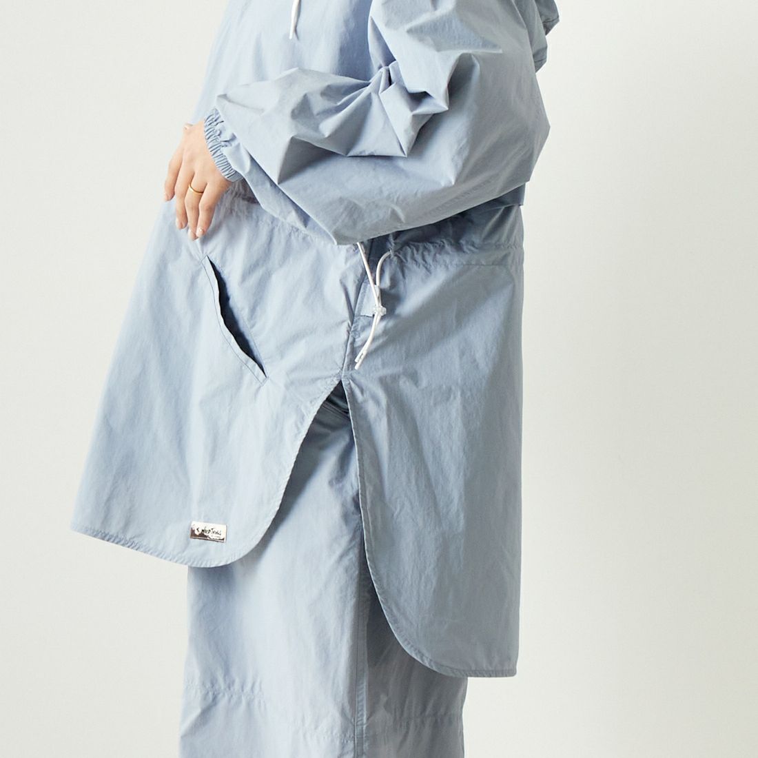 WILD THINGS [ワイルドシングス] ウィメンズハイドロパーカー [WTL24018SK] ICE BLUE &&モデル身長：167cm 着用サイズ：M&&