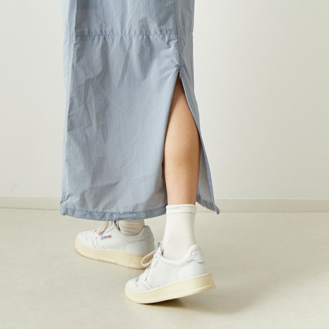WILD THINGS [ワイルドシングス] ビーチスカート [WTL24019SK] ICE BLUE &&モデル身長：167cm 着用サイズ：M&&