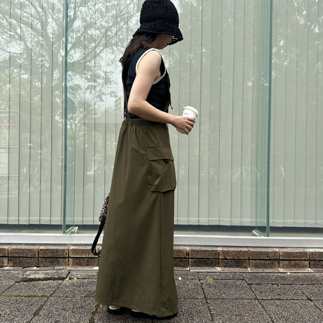 THOUSAND MILE [サウザンド マイル] 別注 ドローコード付きジャンパースカート [TM241NP50382-JF] 67 OLIVE &&モデル身長：163cm 着用サイズ：F&&