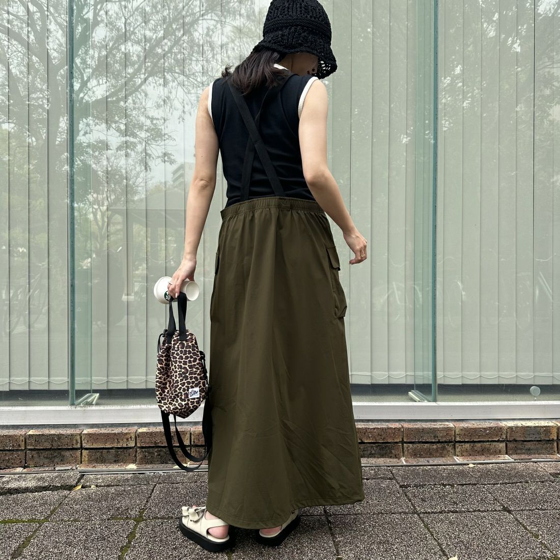 THOUSAND MILE [サウザンド マイル] 別注 ドローコード付きジャンパースカート [TM241NP50382-JF] 67 OLIVE &&モデル身長：163cm 着用サイズ：F&&