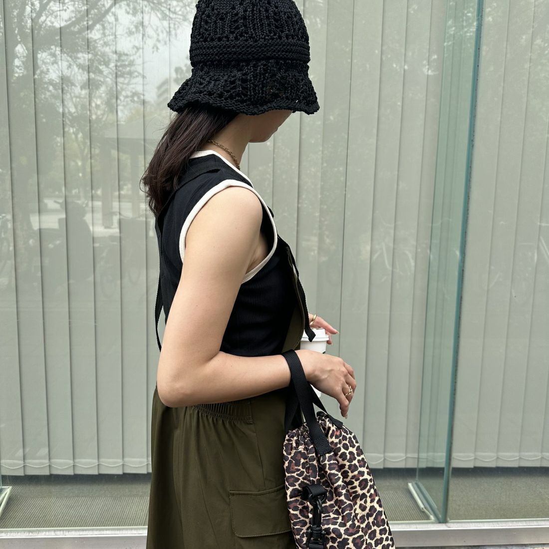 THOUSAND MILE [サウザンド マイル] 別注 ドローコード付きジャンパースカート [TM241NP50382-JF] 67 OLIVE &&モデル身長：163cm 着用サイズ：F&&