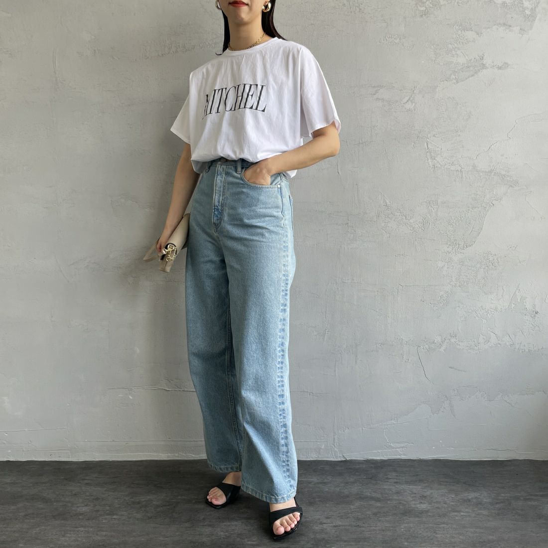 MICA&DEAL × JEANSFACTORY [マイカアンドディール × ジーンズファクトリー] 別注 MITCHEL ショートスリーブTシャツ [0124209139-JF] WHITE &&モデル身長：163cm 着用サイズ：F&&