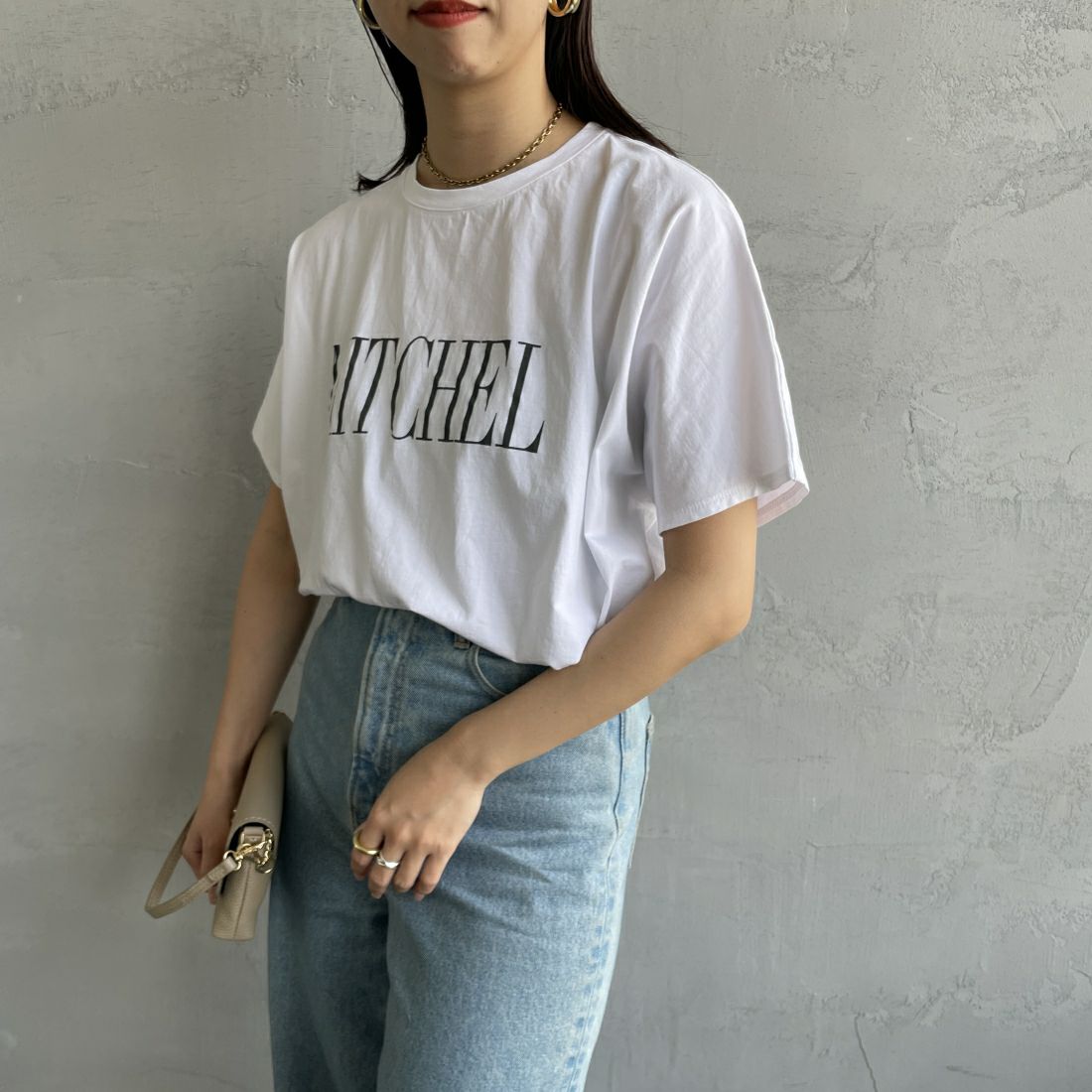 MICA&DEAL × JEANSFACTORY [マイカアンドディール × ジーンズファクトリー] 別注 MITCHEL ショートスリーブTシャツ [0124209139-JF] WHITE &&モデル身長：163cm 着用サイズ：F&&