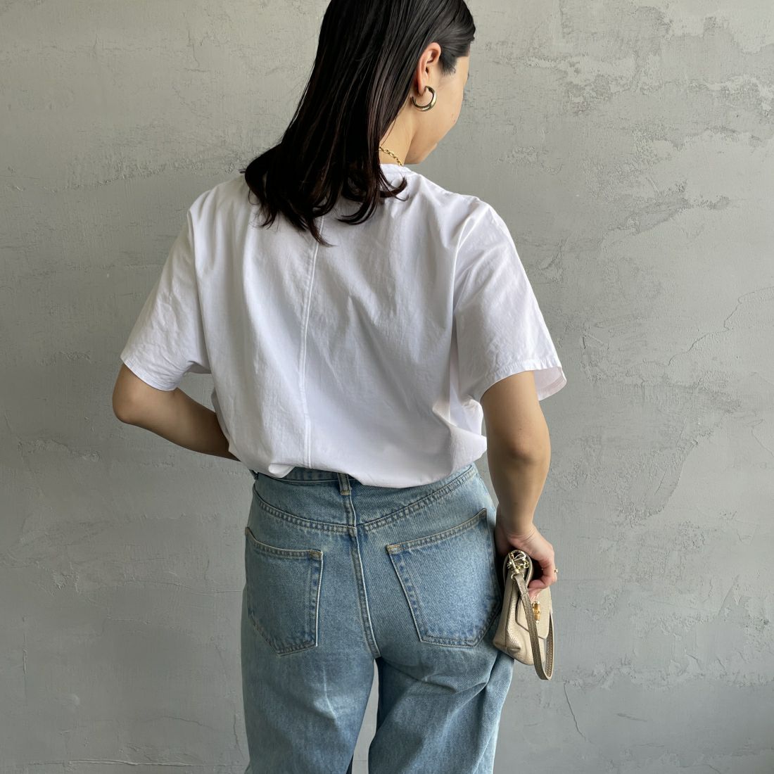 MICA&DEAL × JEANSFACTORY [マイカアンドディール × ジーンズファクトリー] 別注 MITCHEL ショートスリーブTシャツ [0124209139-JF] WHITE &&モデル身長：163cm 着用サイズ：F&&